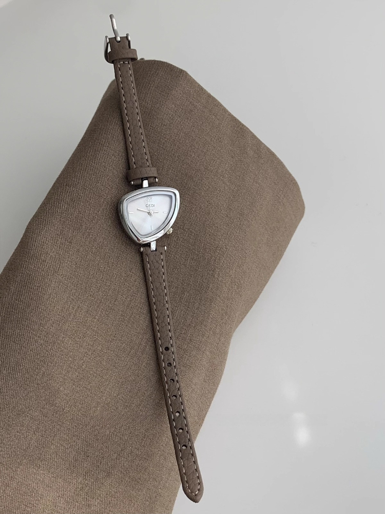 女性クォーツ時計シンプルなゴールドトライアングル時計スタイリ - Watch Triangle Luxury のレビューと価格