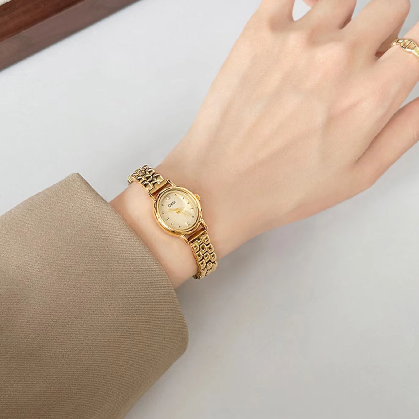 女性用オリジナル高級ブランド腕時計、レトロなゴールデンオーバ - Luxury Watch Sale のレビューと価格